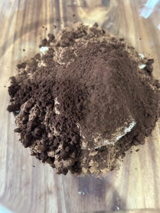 Ingredienti dei brownies al cacao nella ciotola
