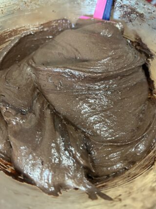 Impasto cremoso dei brownies al cacao