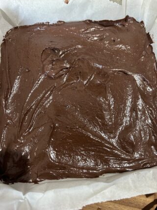 Impasto dei brownies al cacao nella teglia