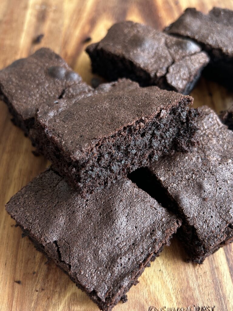 Brownies al cacao fatti in casa, umidi e friabili