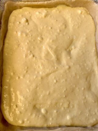 Crema di formaggio spalmabile e uova per la torta salata
