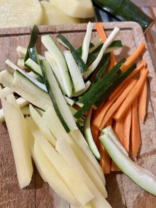 Zucchine carote e patate tagliate per la tempura di verdure