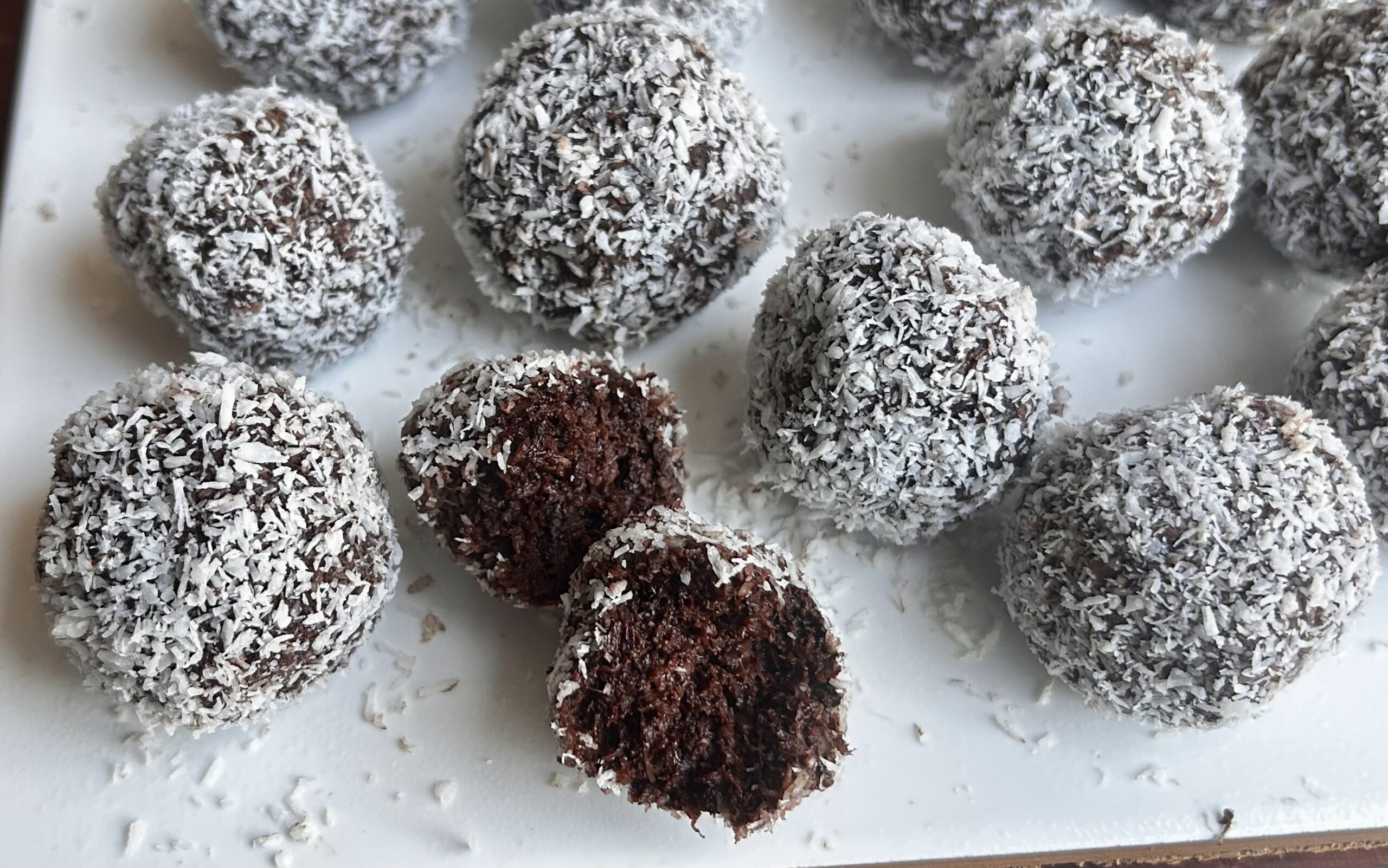 Tartufini al cacao con banana e cocco senza cottura