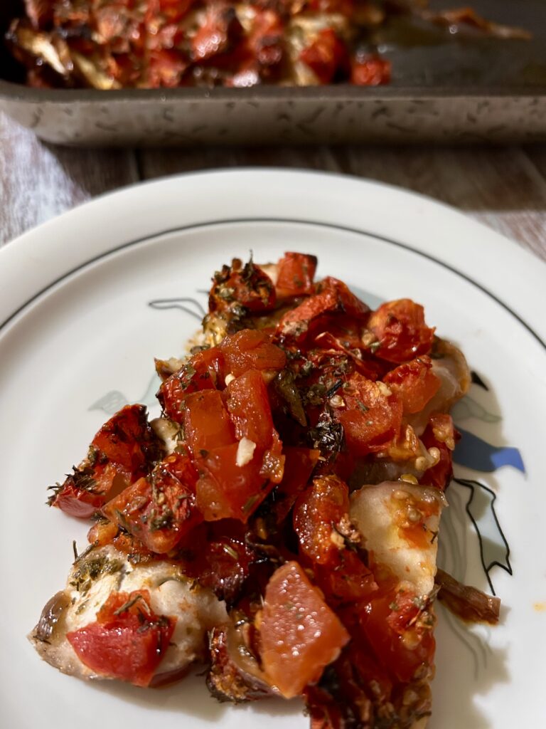 Melanzane alla pizzaiola al forno con pomodori freschi, prezzemolo e peperoncino