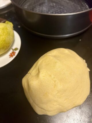 Pasta frolla fatta a mano per preparare la sbriciolata alla marmellata