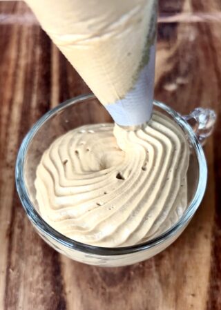 Crema al caffè vellutata servita in una tazzina