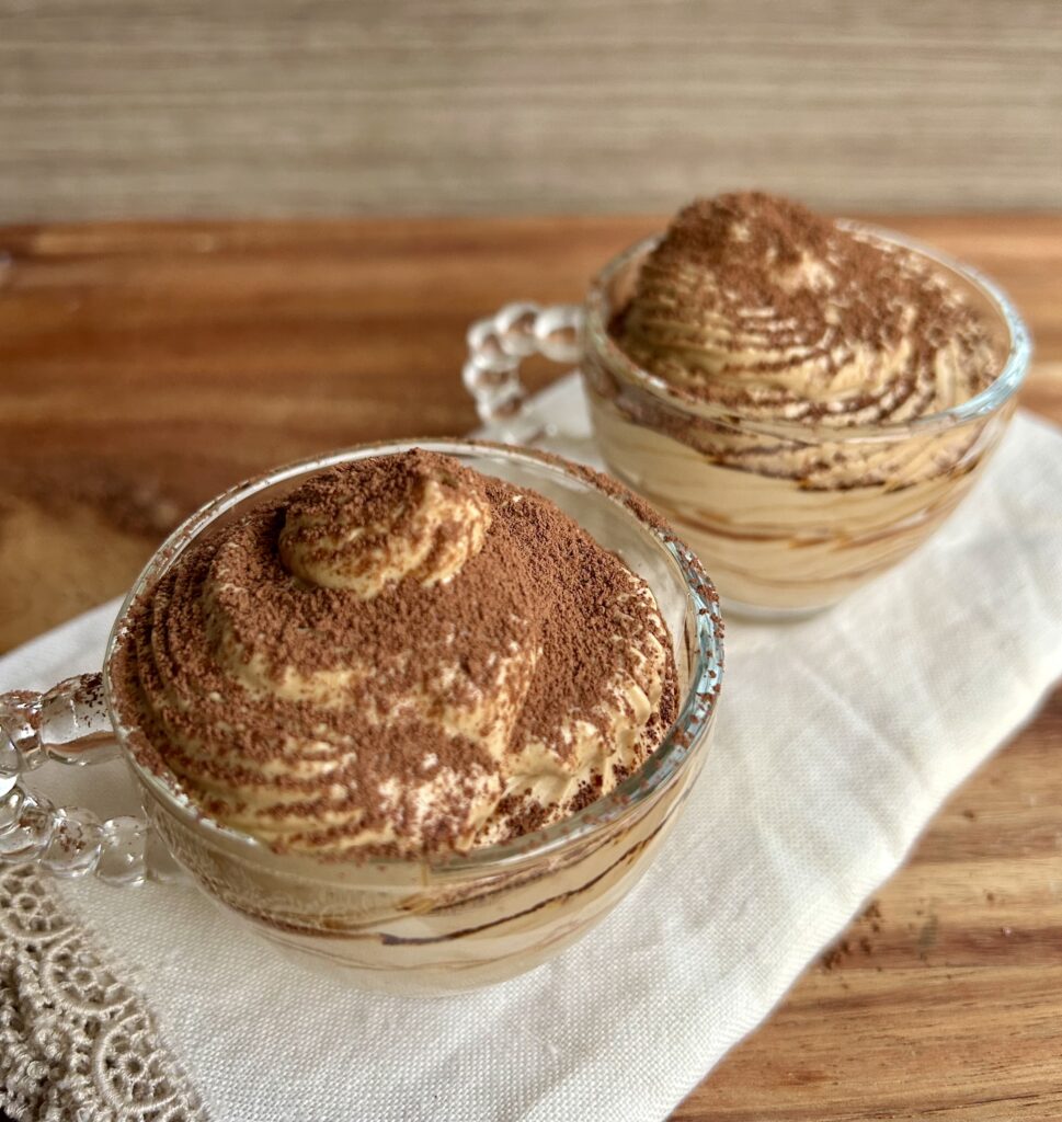 Crema al caffè come al bar, cremosa e vellutata, servita in una tazzina
