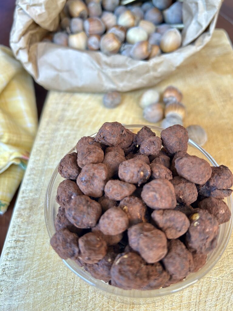 Nocciole pralinate al cacao croccanti e ricoperte di cacao amaro