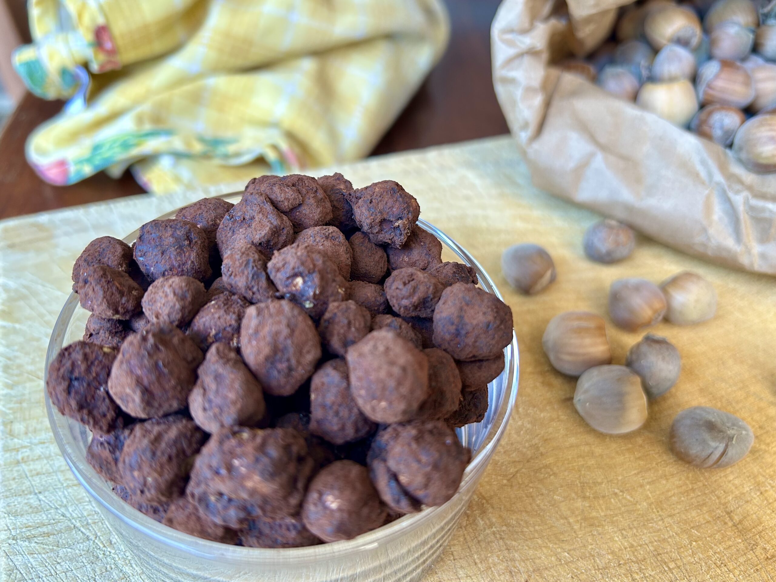 Nocciole pralinate al cacao croccanti con cacao amaro