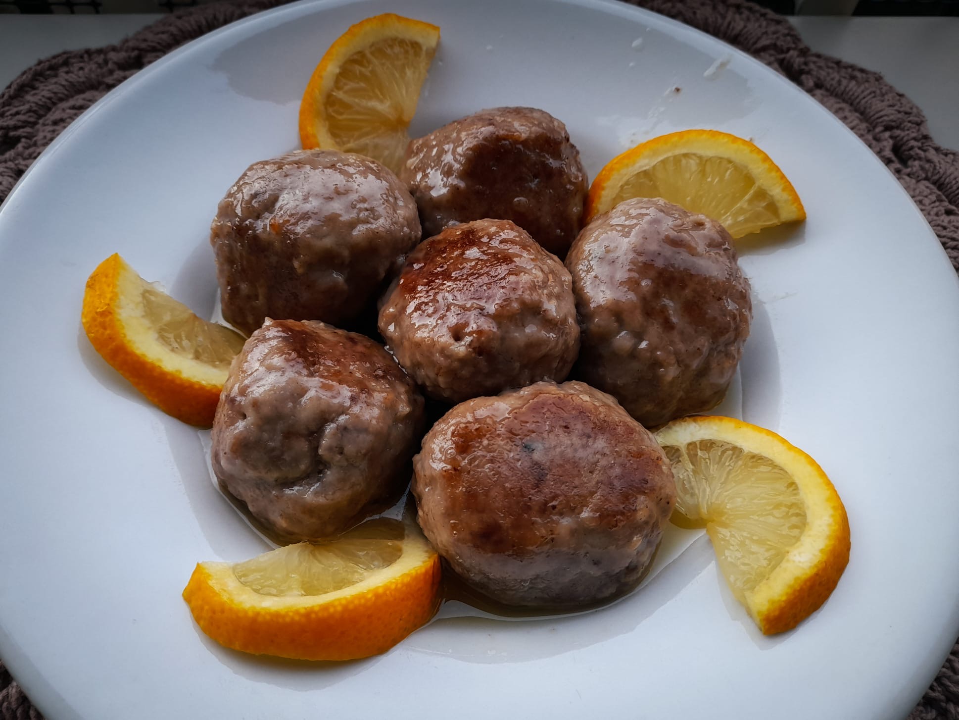 Polpette al limone in padella servite con fettine di limone