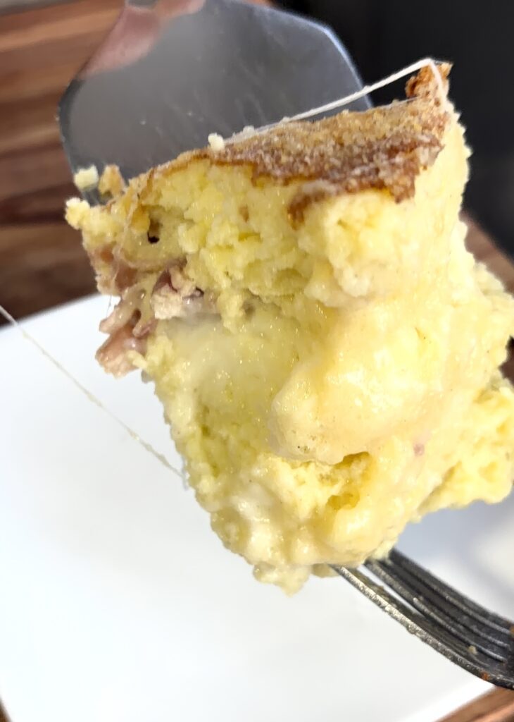 Fetta di soufflé di patate con mozzarella filante e prosciutto crudo