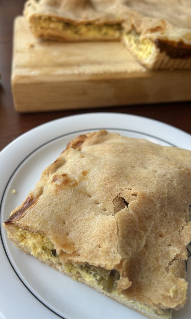 Fetta di torta salata con zucchine e formaggio spalmabile