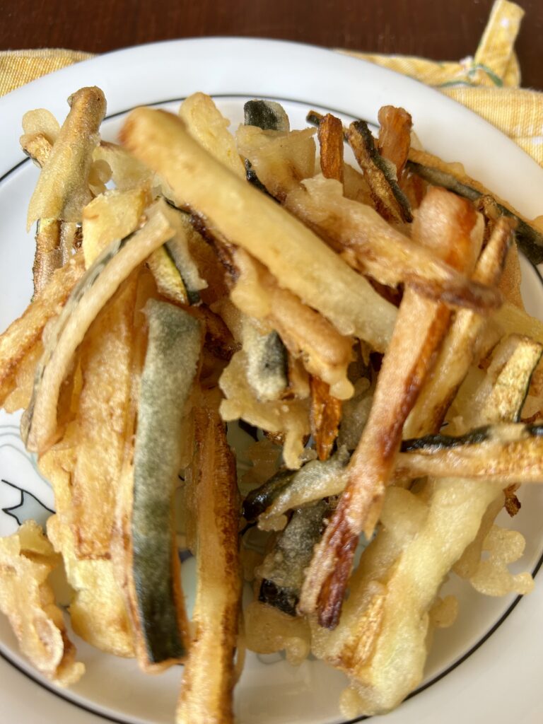 Verdure in tempura croccanti con carote, zucchine e patate
