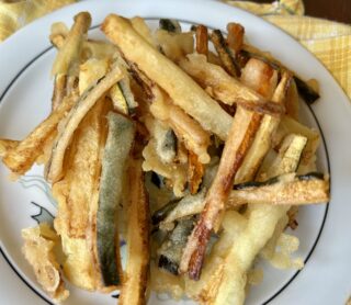 Piatto di verdure in tempura croccanti con carote, zucchine e patate