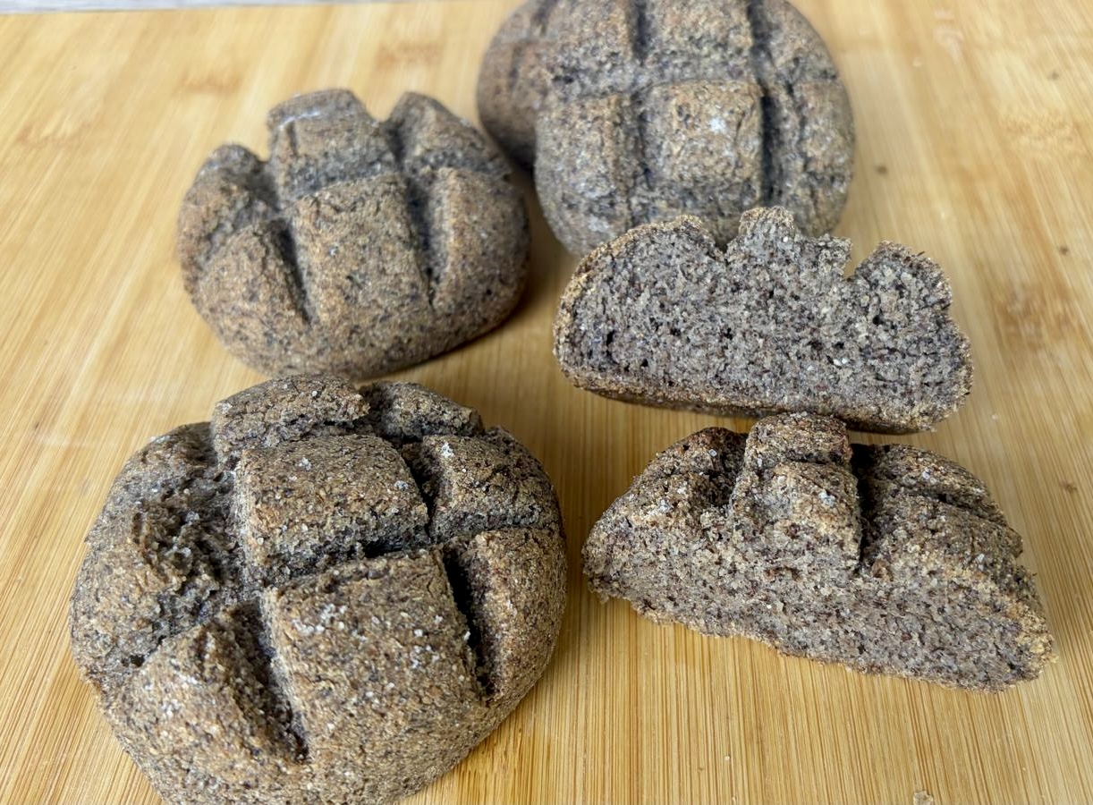 Panini al grano saraceno senza glutine fatti in casa, con crosta croccante e mollica morbida