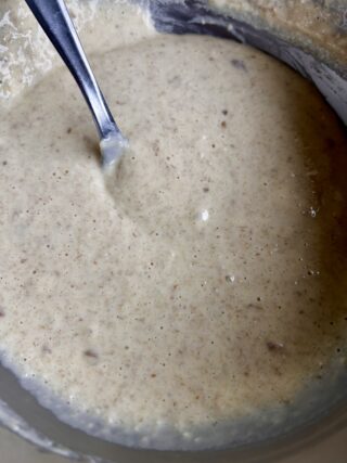Pancake con il residuo del latte d’avena, morbidi e dorati, impilati su un piatto