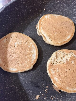 Pancake con residuo del latte d’avena durante la cottura in padella