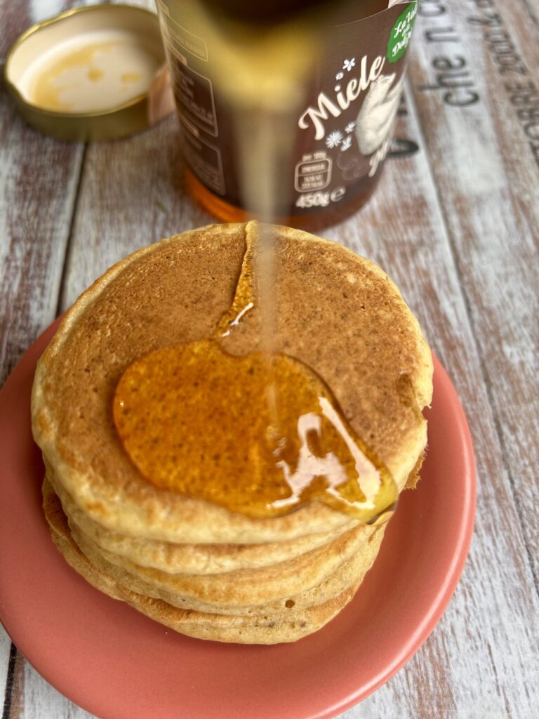 Pancake con il residuo del latte d’avena serviti con miele