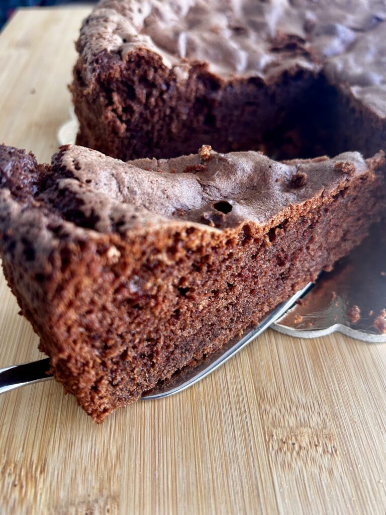 Torta al cioccolato senza glutine, fetta morbida e golosa