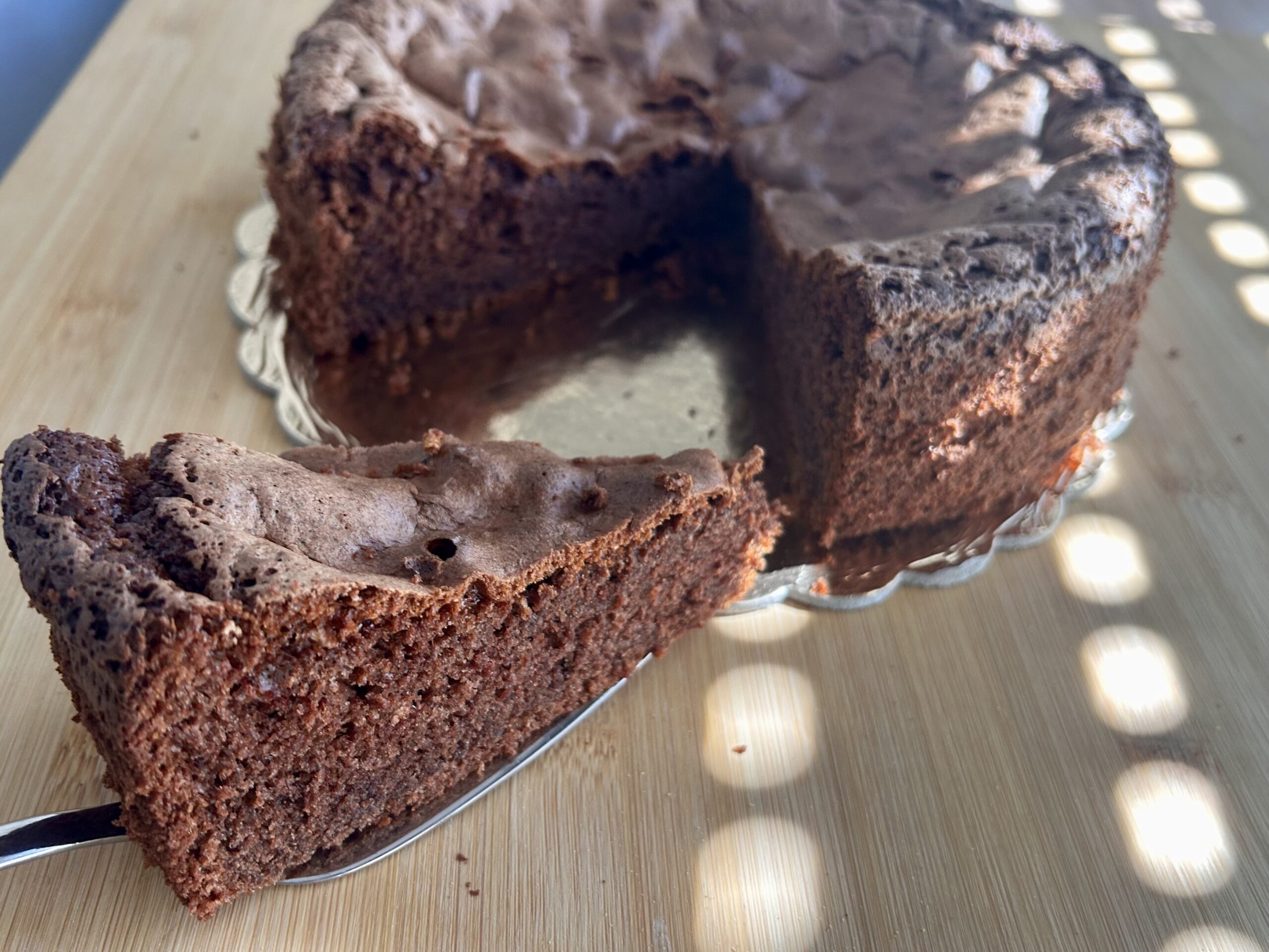 Torta al cioccolato senza glutine con fetta