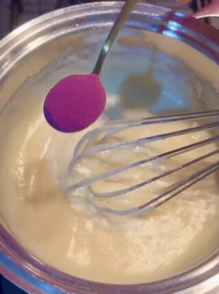 Polvere di ube aggiunta alla crema al latte