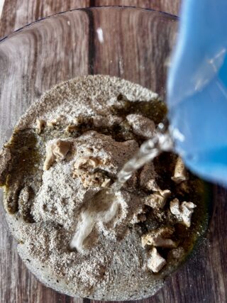 Farina di grano saraceno con lievito, sale e olio nella ciotola prima dell'aggiunta dell'acqua