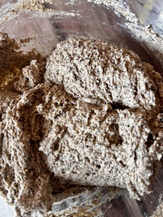 Impasto di grano saraceno diviso con il tarocco sul piano di lavoro