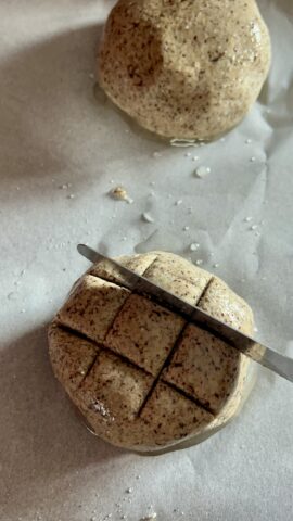 Panino al grano saraceno inciso con un coltello prima della lievitazione finale
