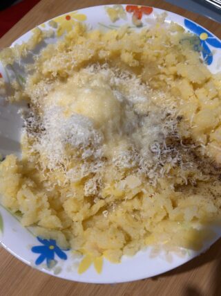Patate schiacciate con uovo, Parmigiano e burro per preparare le patate duchessa