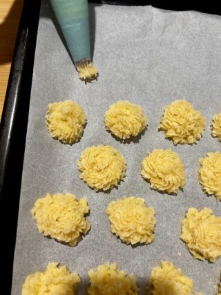 Patate duchessa formate con la sac à poche prima della cottura