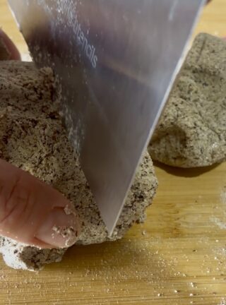 Impasto di grano saraceno diviso con il tarocco sul piano di lavoro