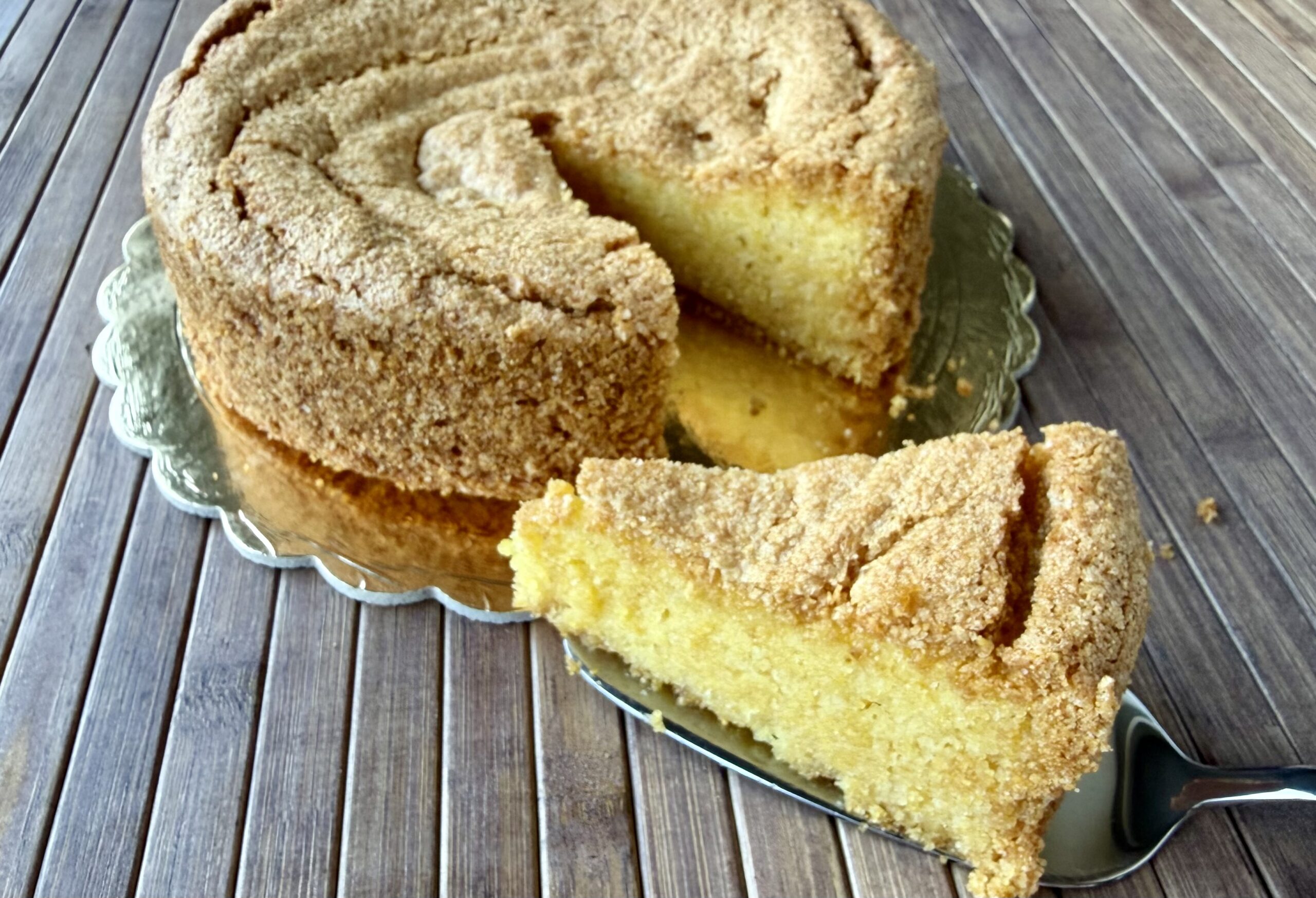 Torta di mais con soli albumi, rustica e friabile, con una fetta in primo piano