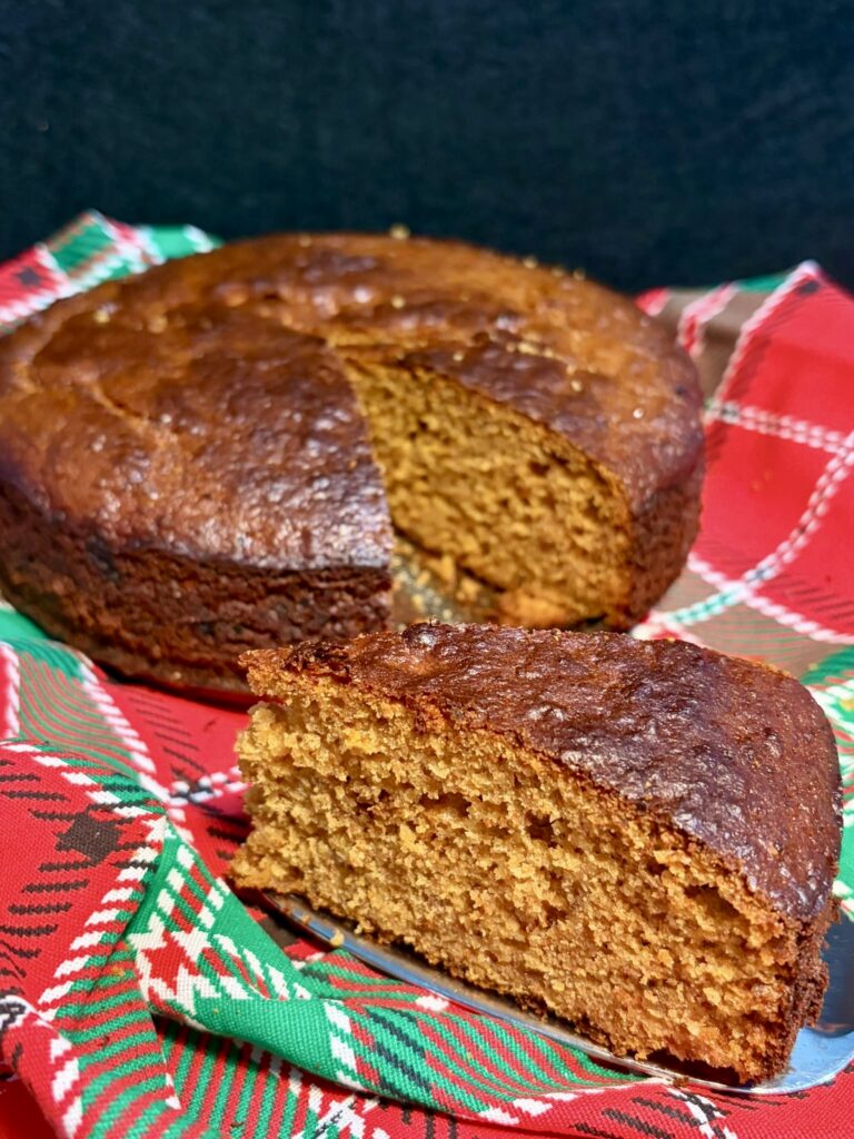 Fetta di torta morbida ai mandarini e uvetta senza zuccheri aggiunti, con mollica umida e soffice