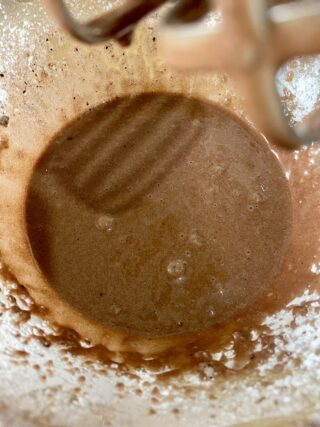 Impasto al cacao per muffin senza glutine mescolato in una ciotola