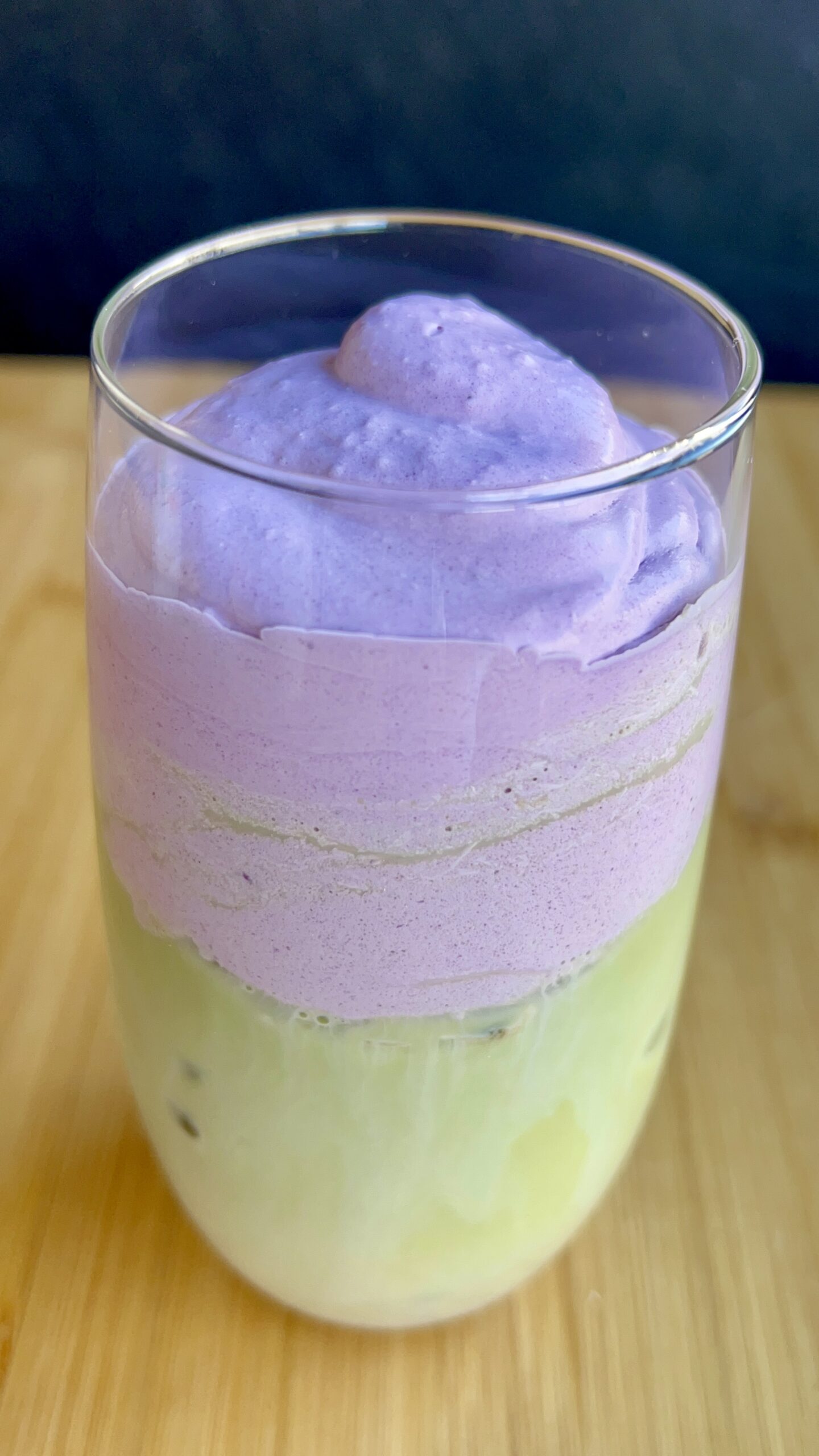 Ube Ice Matcha Latte con crema soffice all’ube, latte e matcha
