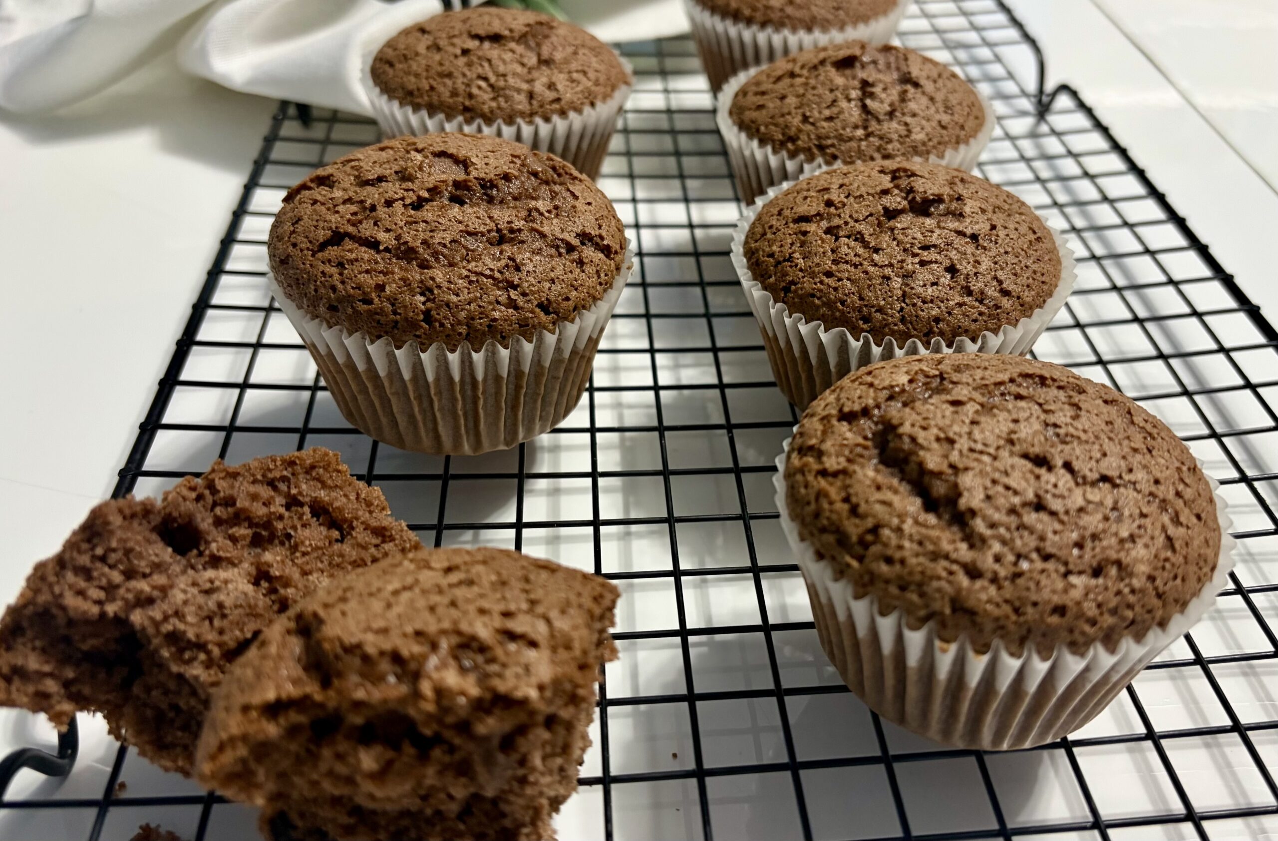 Muffin al cacao senza glutine con gocce di cioccolato disposti sulla gratella
