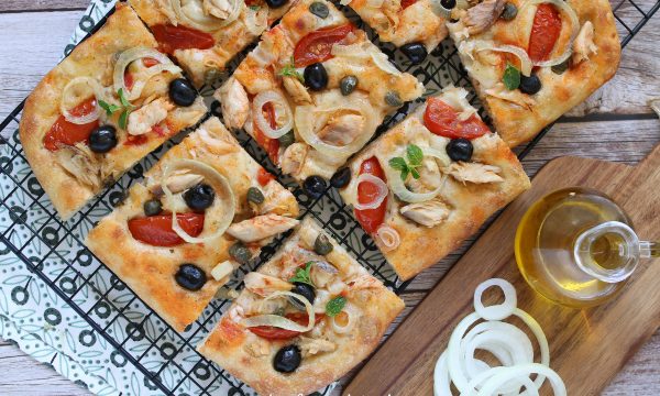 Pizza con tonno cipolle e olive