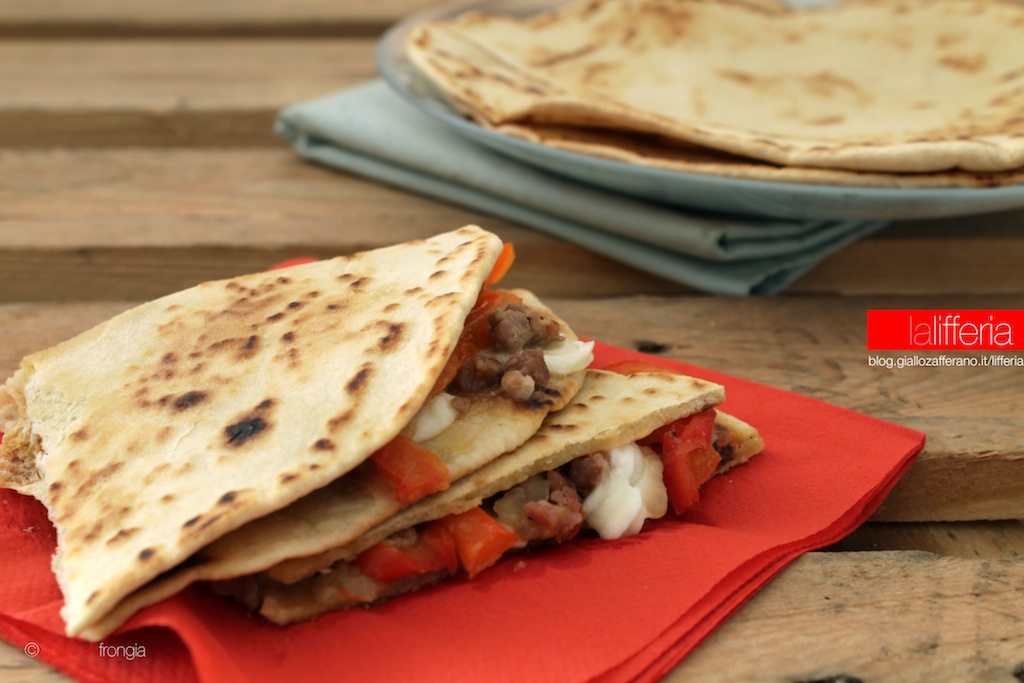 Piadina con salsiccia peperoni e cipolle