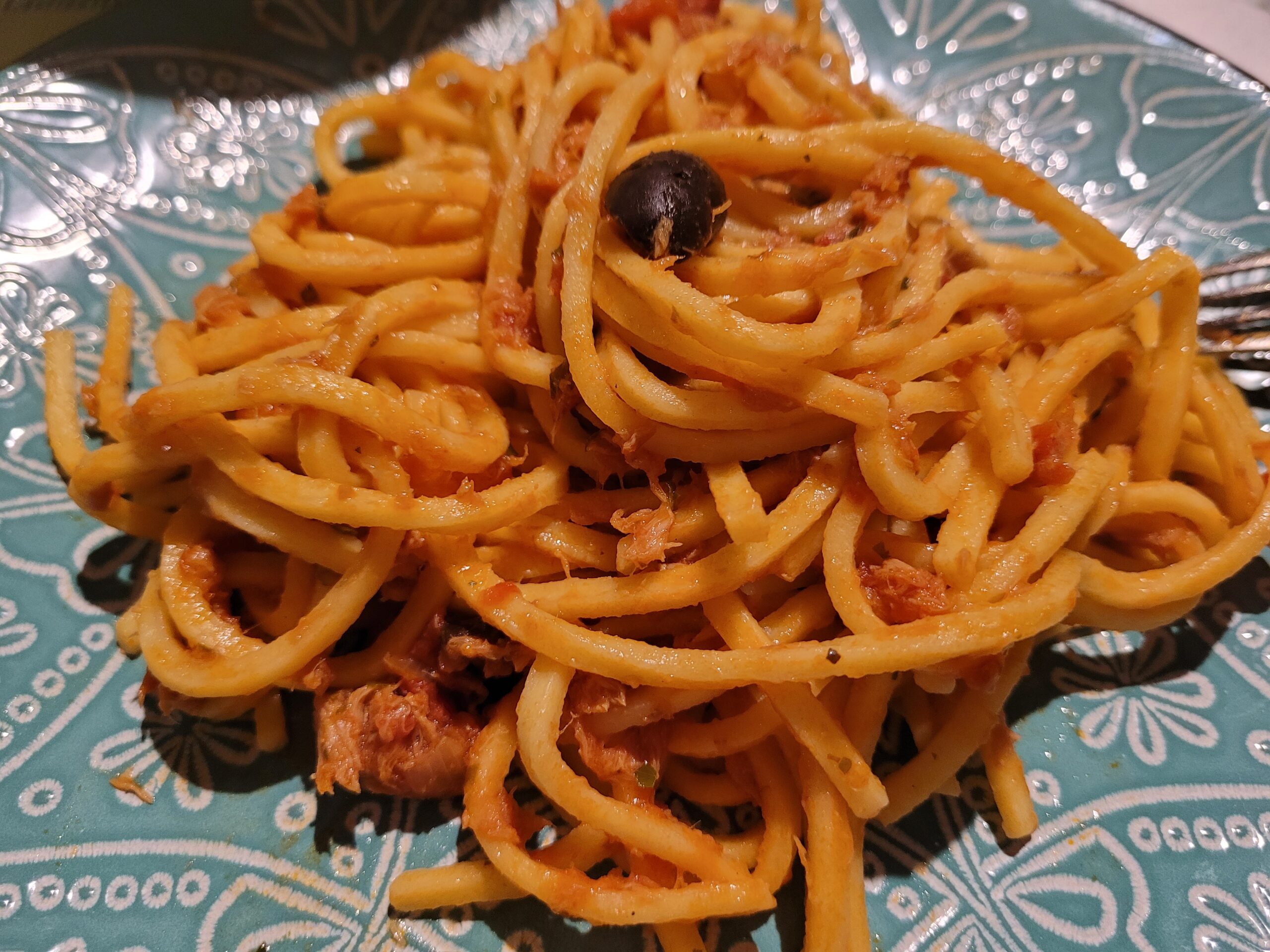 Spaghetti alla chitarra con tonno e olive