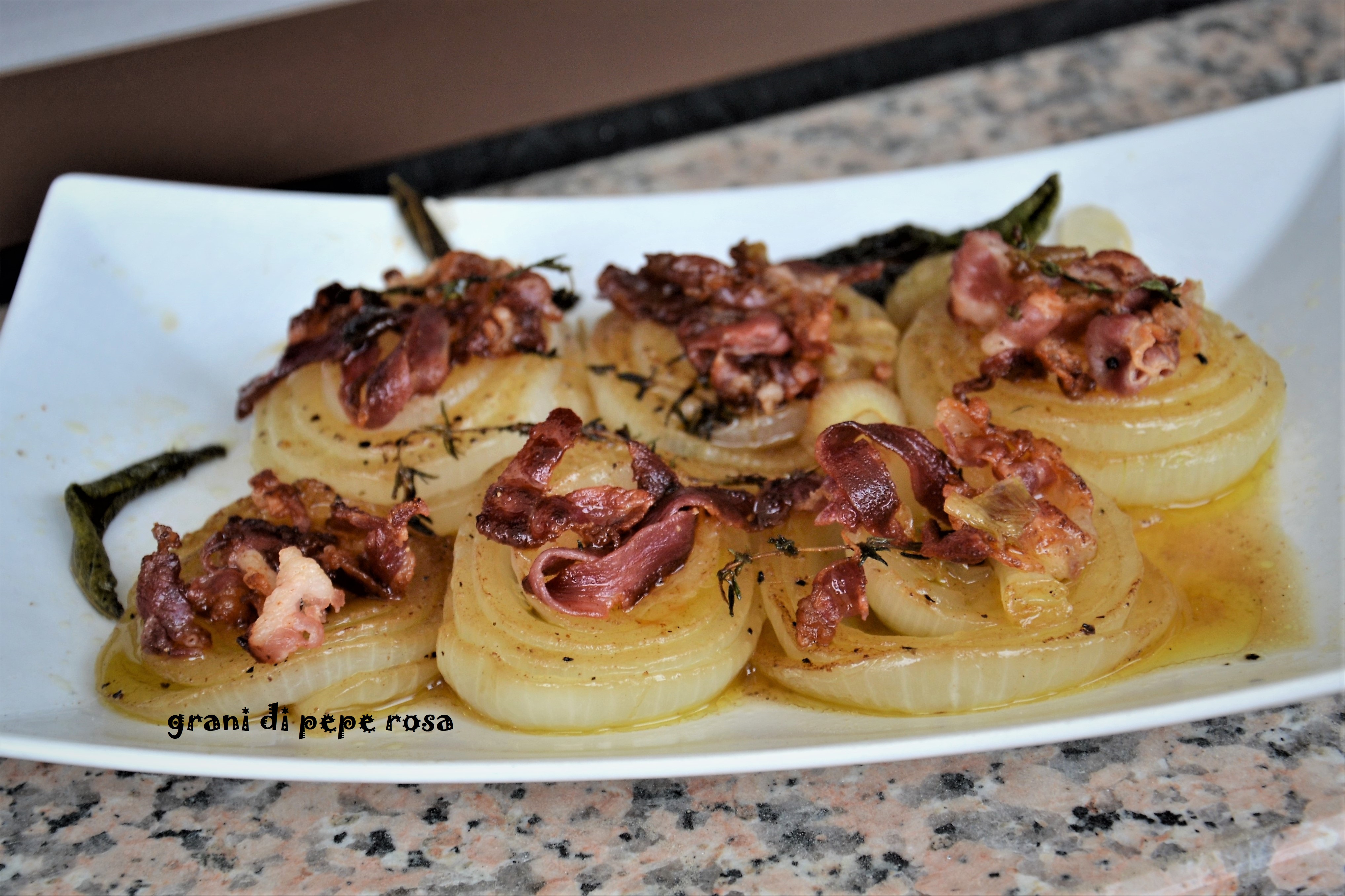 Cipolle piatte con pancetta croccante grani di pepe rosa