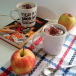 Torta di mele in tazza