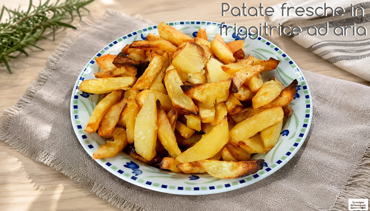 Patate fresche in friggitrice ad aria