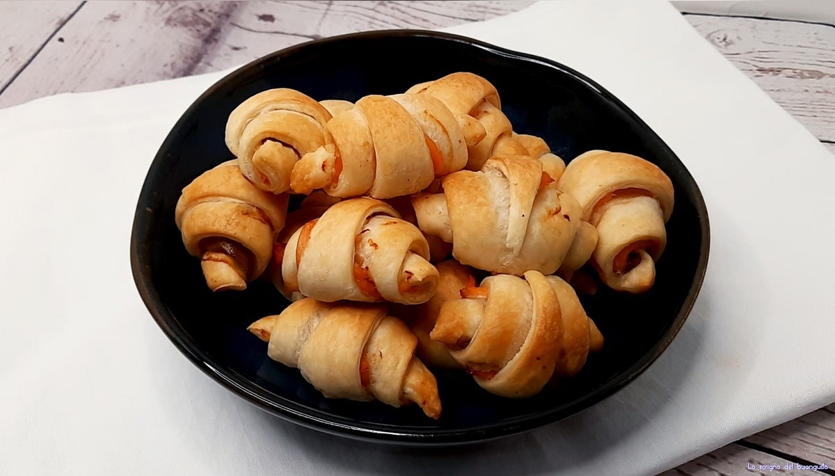 Mini cornetti di sfoglia al salmone