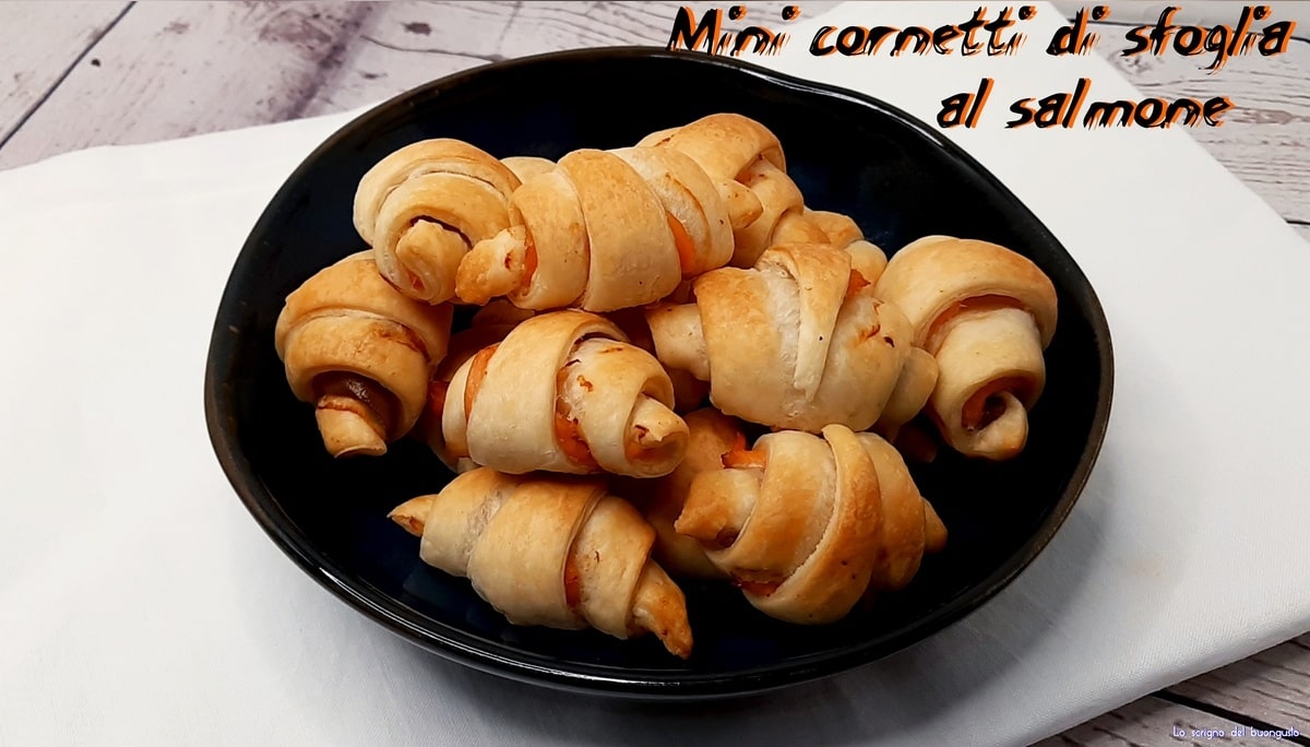 Mini cornetti di sfoglia al salmone