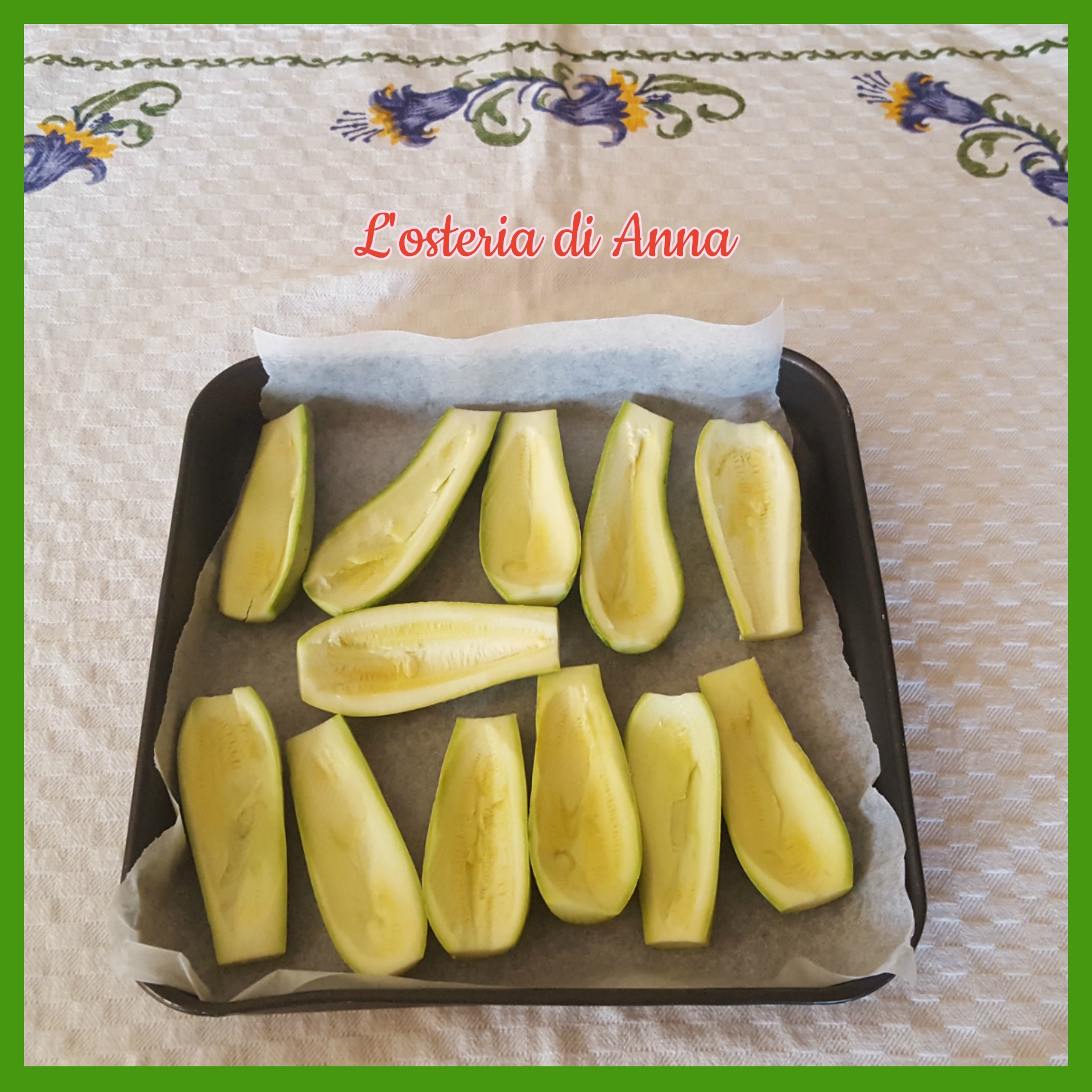 Zucchine scavate e messe in una teglia da forno