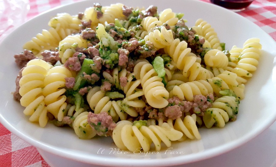 Pasta broccoletti e salsiccia primo piatto facile e gustoso