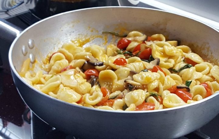 Orecchiette con funghi cardoncelli pomodorini e rucola ricetta facile