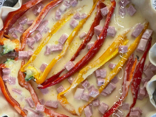 Torta salata con peperoni e formaggio cremoso