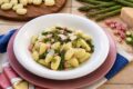 Gnocchi di patate con asparagi pancetta e scaglie di parmigiano