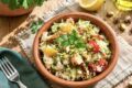 Cous cous con salmone, zucchine, pomodorini e pistacchi croccanti